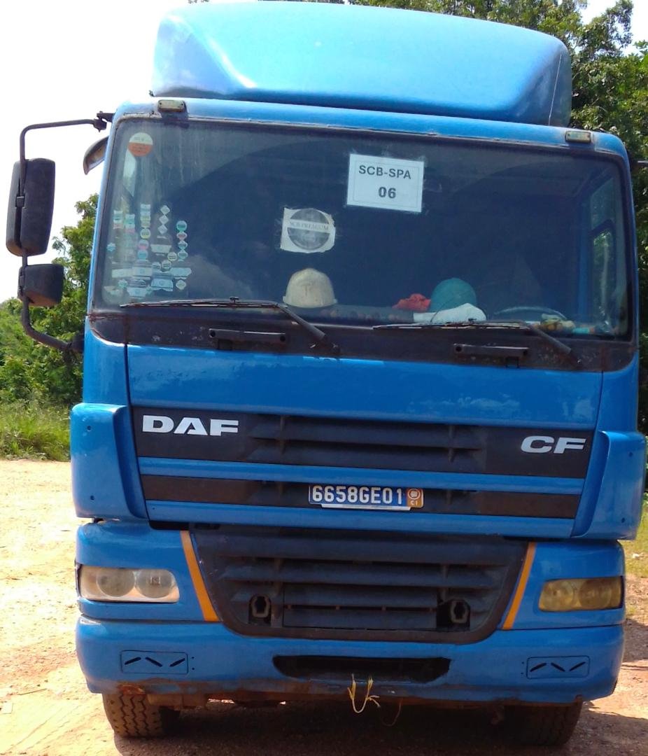 Camion DAF CF bleu de la flotte ZYS