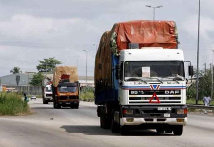 Camion sur une route