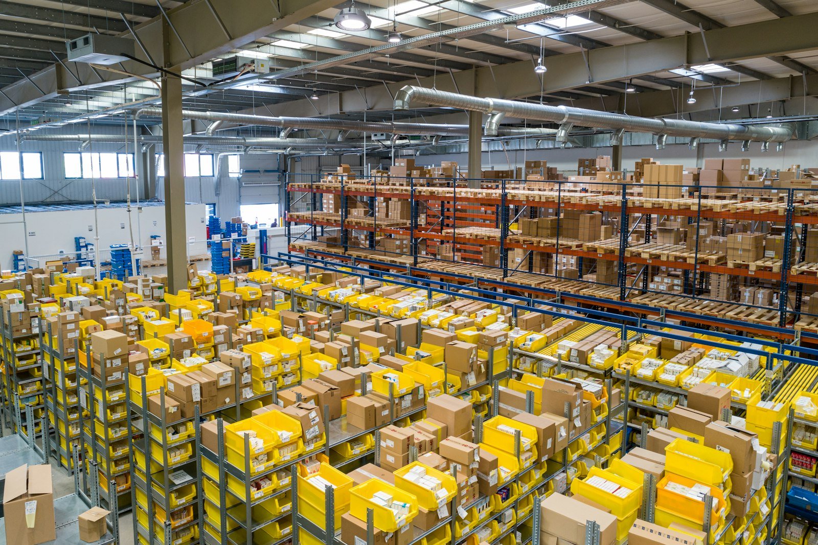 Entrepôt logistique avec marchandises palettisées